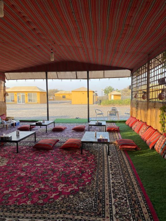 جلسة عربية في مخيم Sand Camp Oman