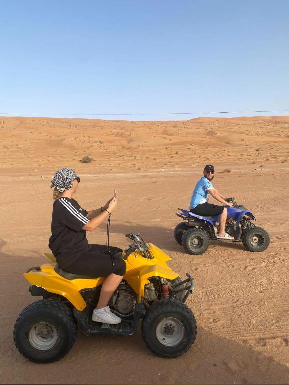دراجات رملية منشورة في معرض Sand Camp Oman